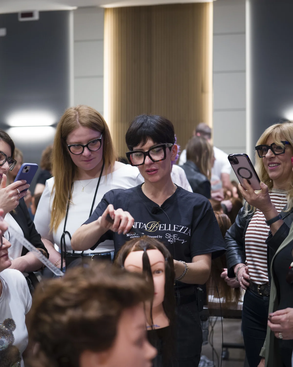 Praktická ukážka farbenia vlasov počas školenia SHEis Beauty